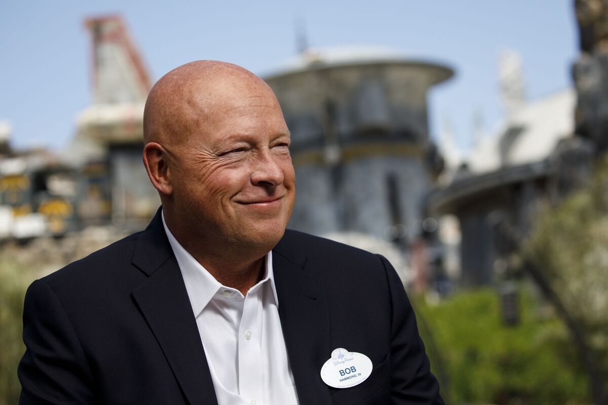 Bob Chapek, l'ancien PDG de Disney assume les hausses de prix dans les parcs
