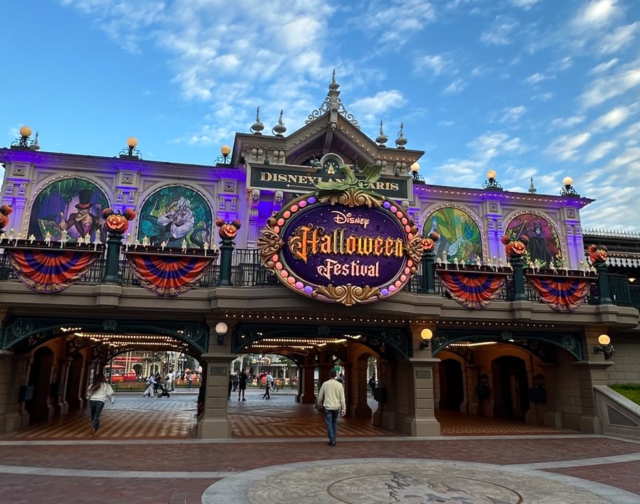 Comment les décors d'Halloween de Disneyland Paris mobilisent le savoir-faire français ?